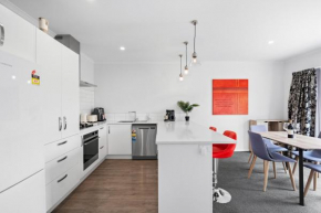 Contemporary 3 Bed Townhouse Near CBD & Hospital